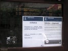 Stvka - oznmen ve vestibulu, v pozad tabule s vlaky s npisy NEJEDE, Stranice, 16.6.2011