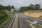 Kolej zprava vede z Monova, za mostem nov zastvka Sedlnice, za zastvkou kon elekt. ze Studnky