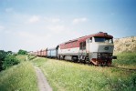 751.066 (DKV Louny) v ele soupravy z Rudn na vjezdu do st. Hostivic, 14.6.2003