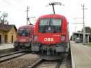 Bernhardsthal, 2 soupravy blokuj na tm 10 minut ob tra. koleje hlavn trat Wien - Beclav