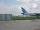 Airbus A320 s COBUSOM a NOVOPLANOM v pozad.
