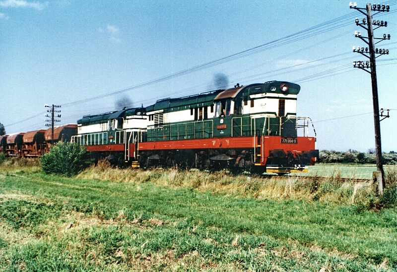 771 004-9 + 771 032-0 s nkl.vlakem z Tovaova mezi obc Lobodice a Uhiice .17.9.1997