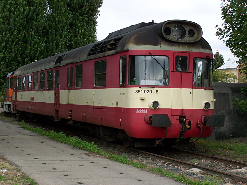 851 020-8 odstaven v arelu DKV Olomouc stle provozn 2.10.2009(foto Pavel Valenta)