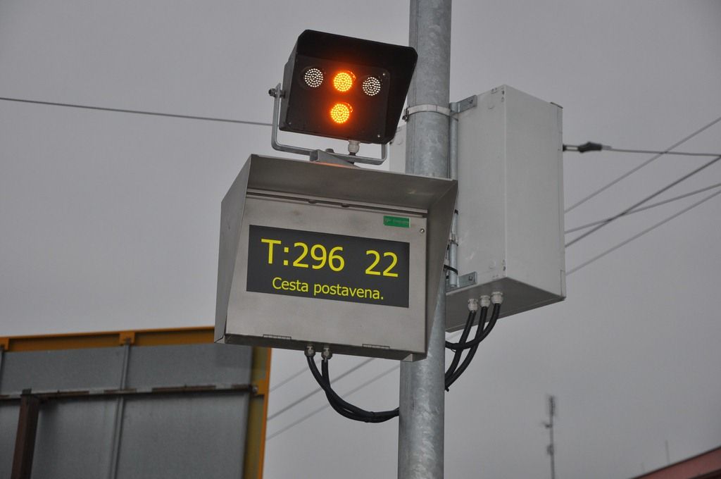 Signalizace povoluje jzdu vozu 296 a potvrzuje postavenou cestu na 22. kolej.