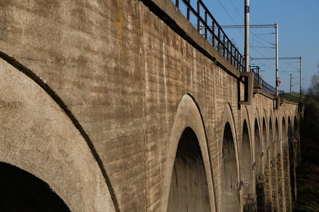 Most pes eku Oslavu u Sazomna, pohled smr Brno, 20. 4. 2016