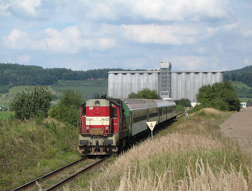 Kocour ady 742143 s rychlkovou soupravou opustil stanici Ostrom.