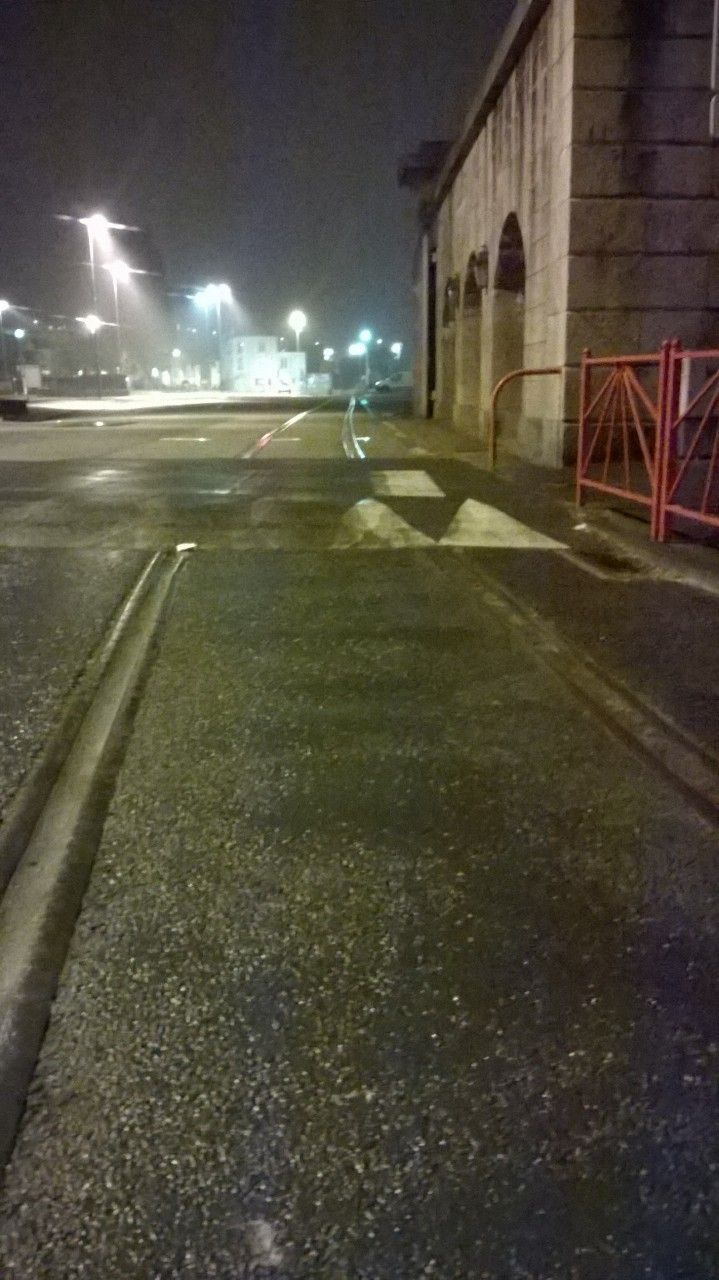 Zruen vleka do vojensk pevnosti - zpomalovac prh pes koleje, Cherbourg, 20. 7. 2015, 0:55