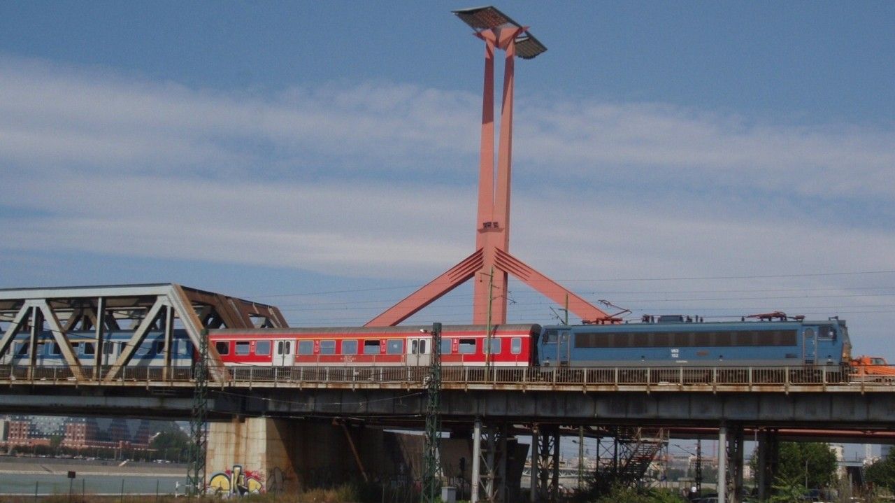 Osobn vlak na most Lgymnyosi *)
