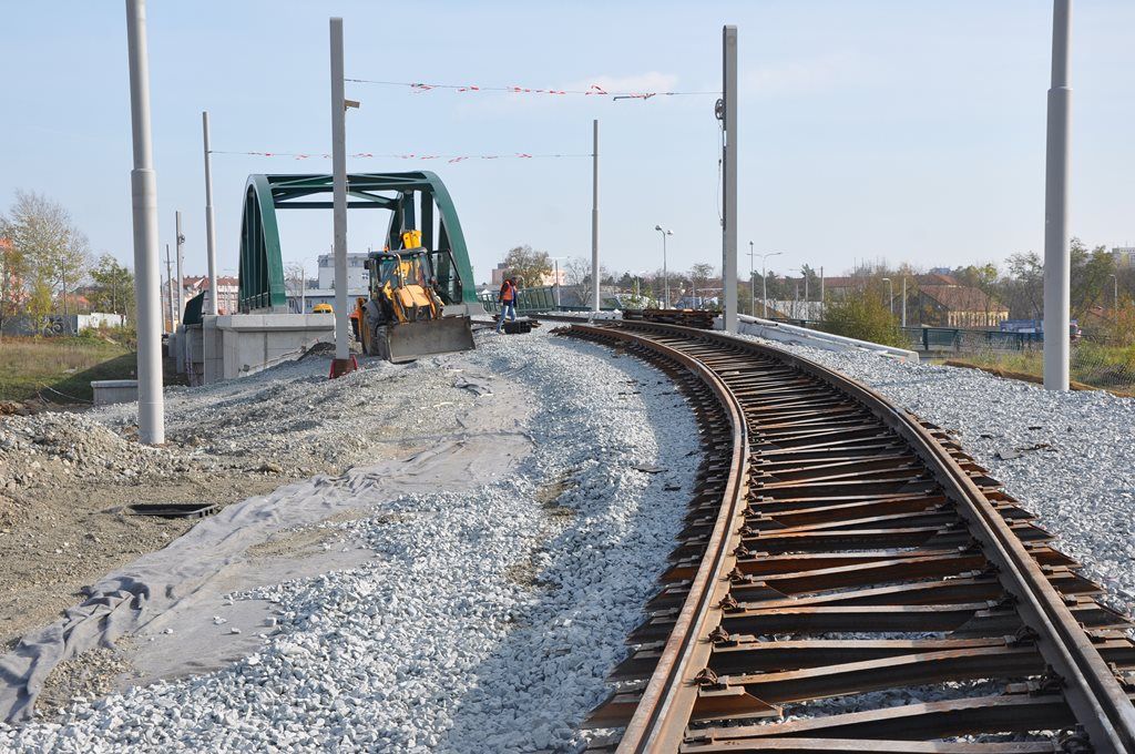 Stavba tramvajov trati na Borsk pole, pohled k tramvajovmu mostu. Plze, 1.11.2019
