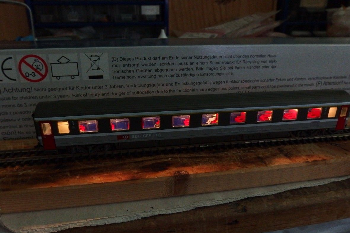 LED s teplotou barvy 5000K, ale vybarven vnitek posunul barven podn do teplejch tn
