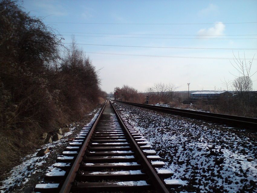 Pohled na ppojovou stanici Kladno-Dub. Vpravo tra Kladno - Kralupy nad Vltavou.