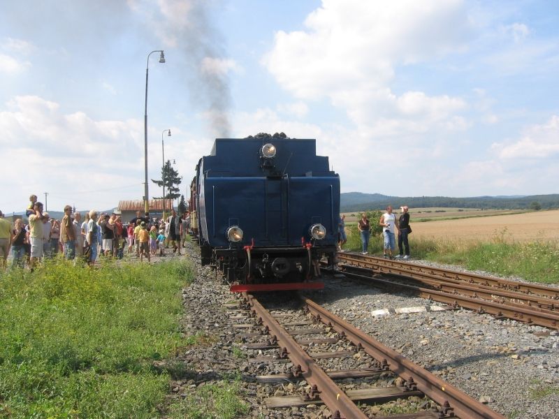 Lokomotiva ady U57.001 ve Slezskch Rudolticch v ele vlaku Os 20651