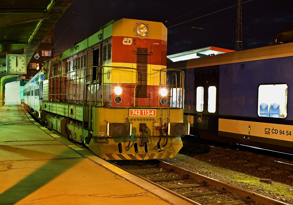 742.113 -4, 4.3. 2015, Pardubice hl.n., posun s ppojnmi vozy Btn od vlaku R 1273