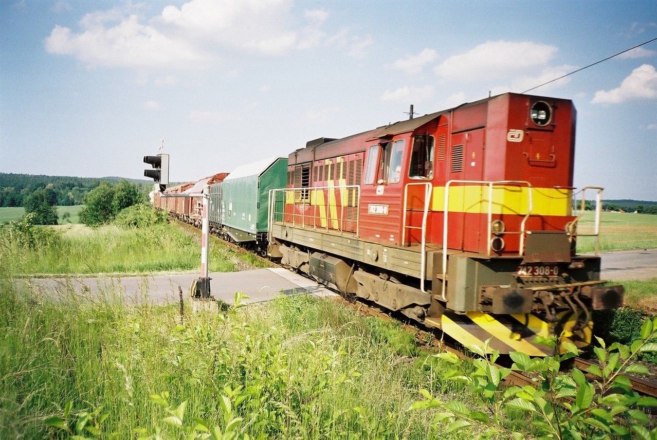 Nepoveden 742.308 (DKV Louny) v Mn do Rakovnka odjd z Lun, 4.6.2003