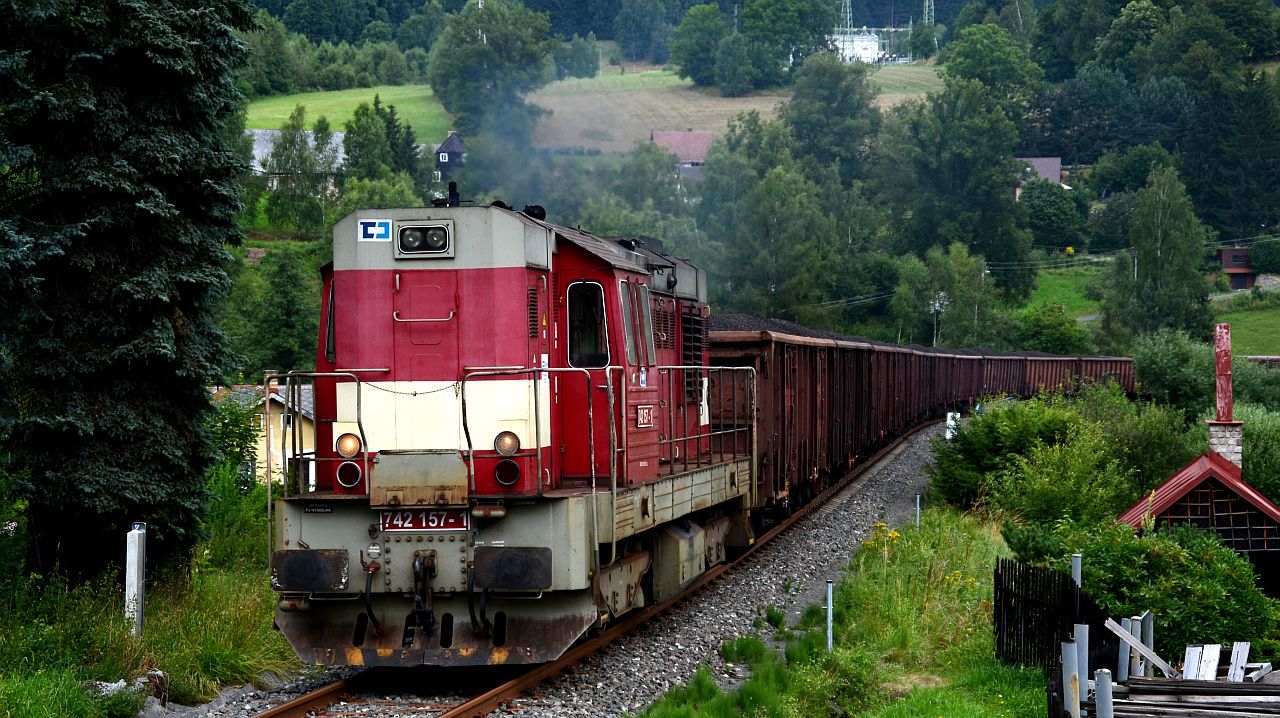 742 157-1 v ele uhelnho vlaku.