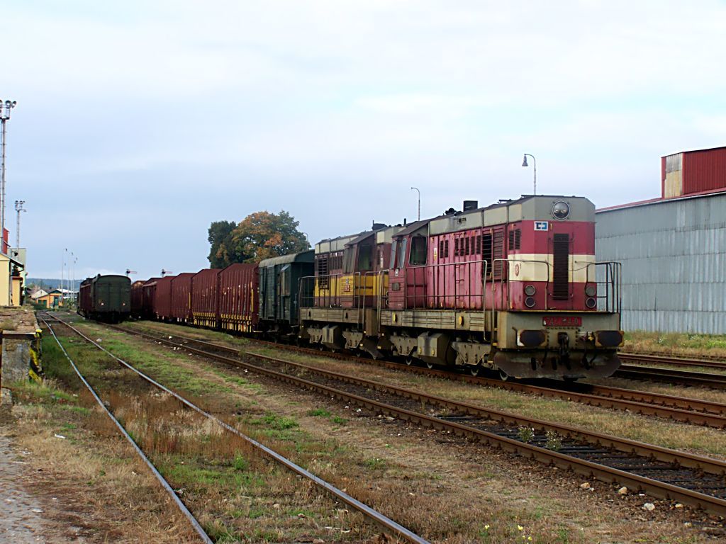 Dvoje 742 134-0+742 250 v Moravskch Budjovicch 2.10.2009(foto Pavel Valenta)