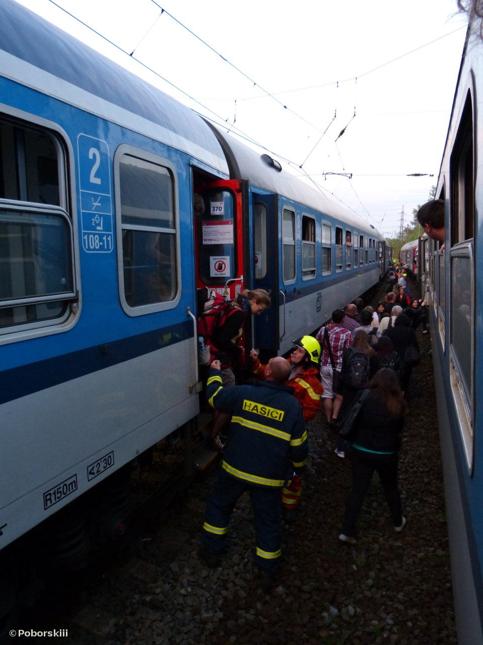 evakuace z R 813 do R 712, v pozad pokozen trolej, Dluhonice, 8.5.2013