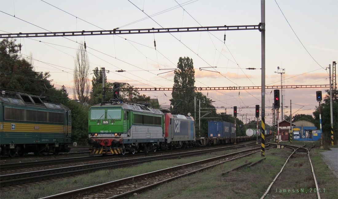 RJ162.112+RTT E186.182, vlevo s Nex DC163.012, Praha-Hostiva