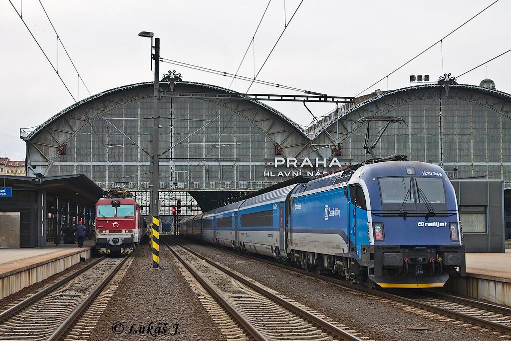 1216.249, RJ 72, v pozad 350.001 s EC 125, Praha hl.n., 17.12.2014 (2)