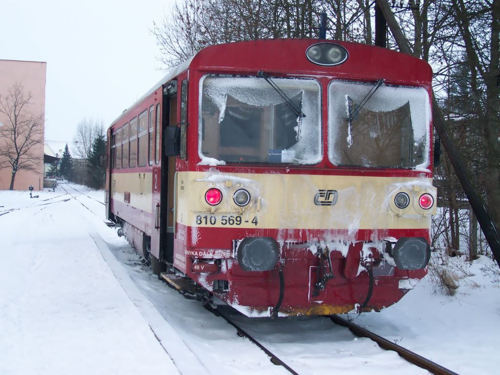 810 569 dnes perfektn zvldal provoz na 243 patin vyzdoben zimnm poasm.(foto Pavel Valenta)