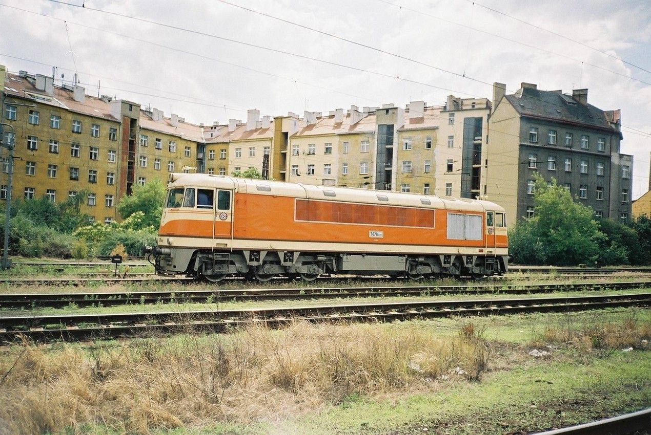 Pomeran T 678.012 (775.012) posunuje ve vrovick stanici 23.6.2006
