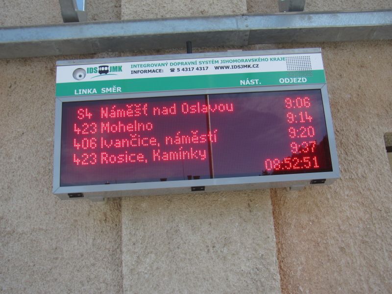 V 8:52 displej sdluje, e autobus do Mohelna pojede o 6 minut dve ne autobus do Ivanic