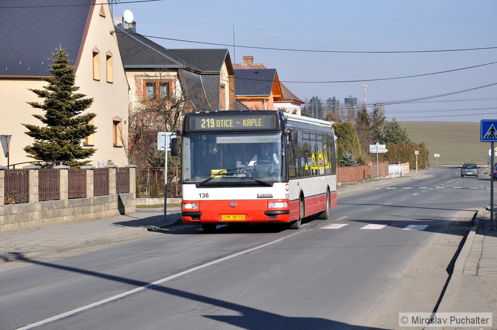 Ev. . 136 (Citybus 12M PS09B4) v Oticch, ulice Slavkovsk.