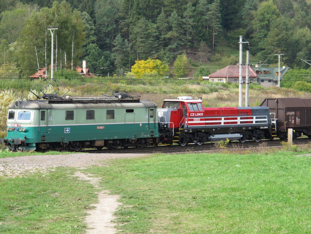 123 026 - 7 Thne nkladn vlak nedaleko esk Tebov.  Hned za lokomotivou je azen 744 001 - 9