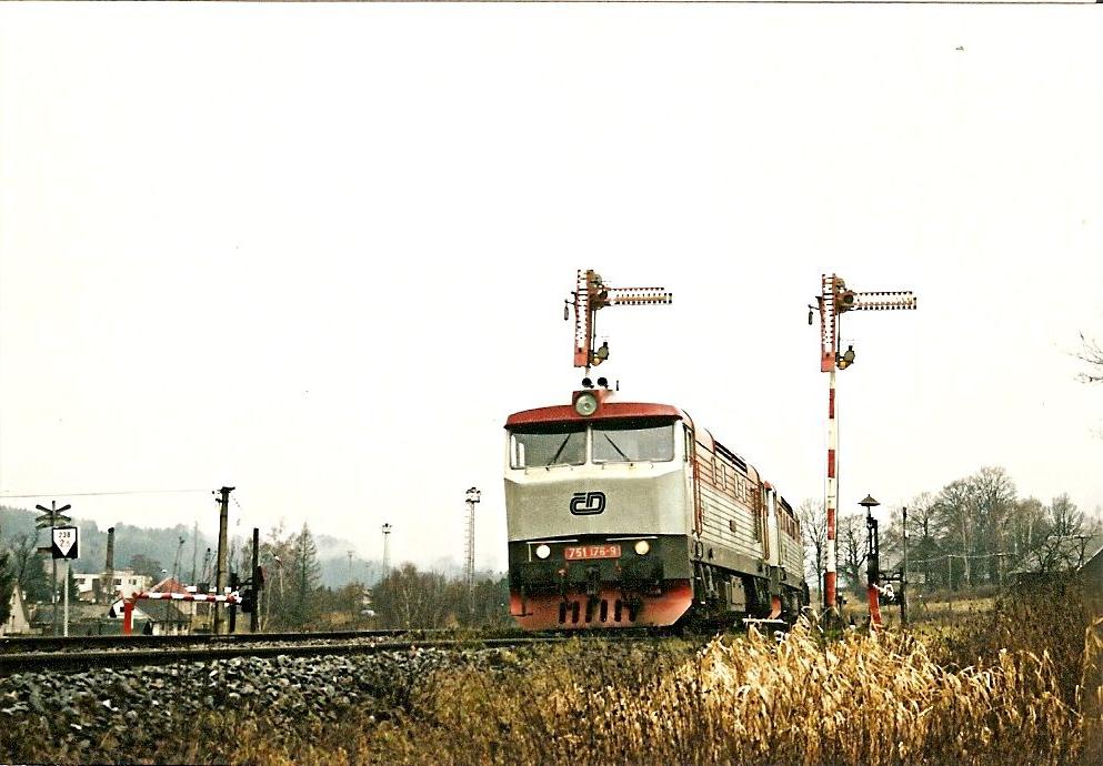 Stroje 751 176 a 137 vyjdj z Lichkova (2002
