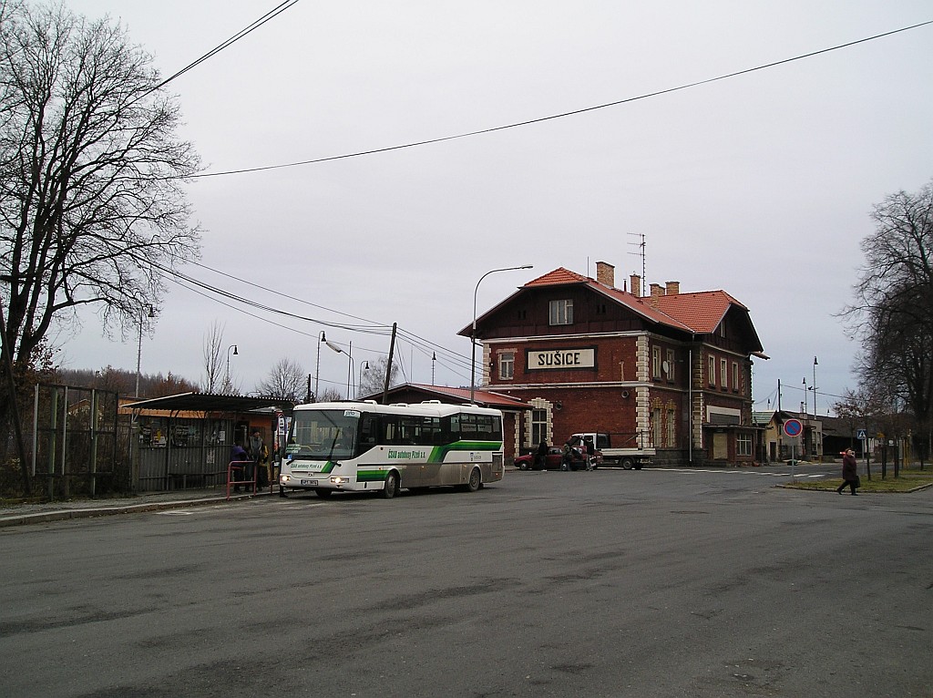 Suick mstsk autobus SOR CN10,5 odbavuje cestujc v nstupn zastvce 