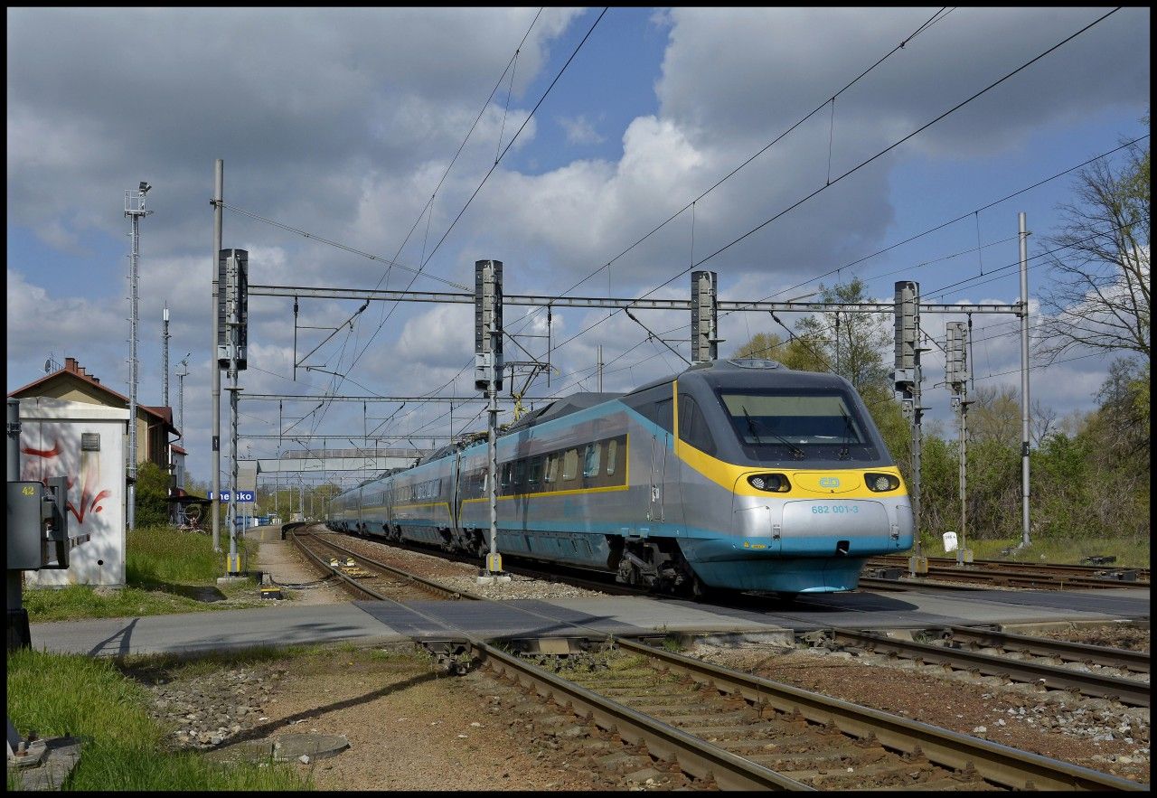 001 ve stanici Uhersko - 27.4.2016