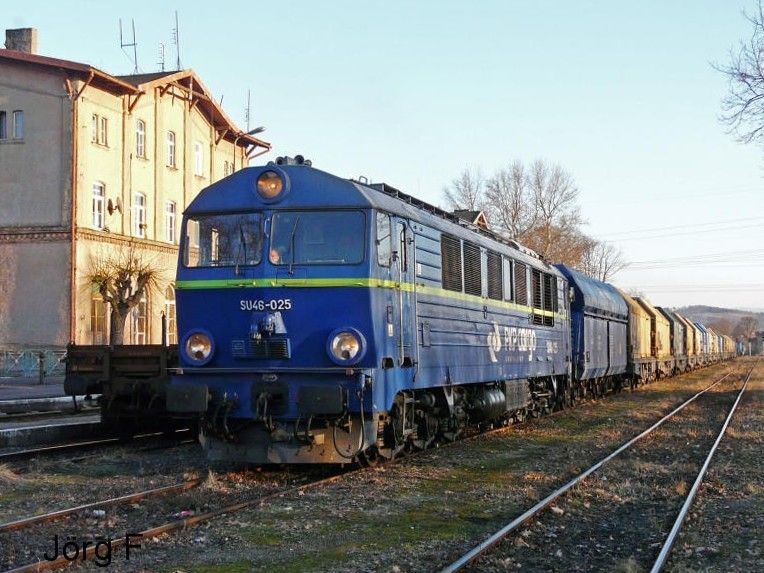 SU46-025 s vlakem do Weglince v Zawidw 9.2.2011