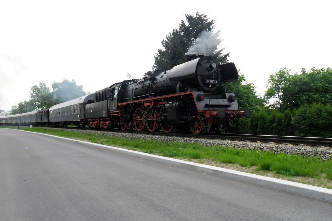 35 1097-1 na postrku vlaku v Bakov nad Jizerou (23. kvten 2015)