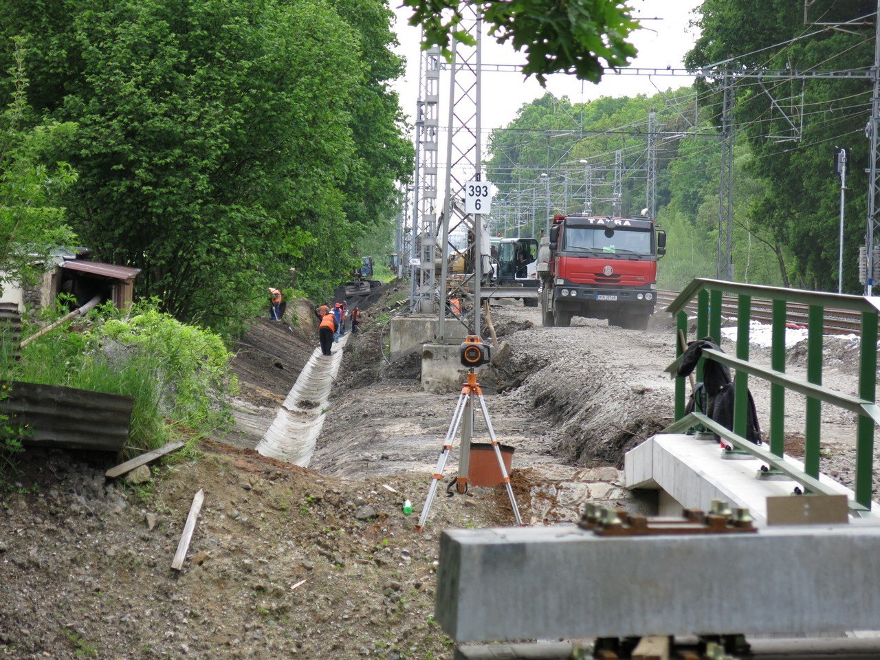U mostu Pilovsk se upravuje svah kolem 1. koleje.