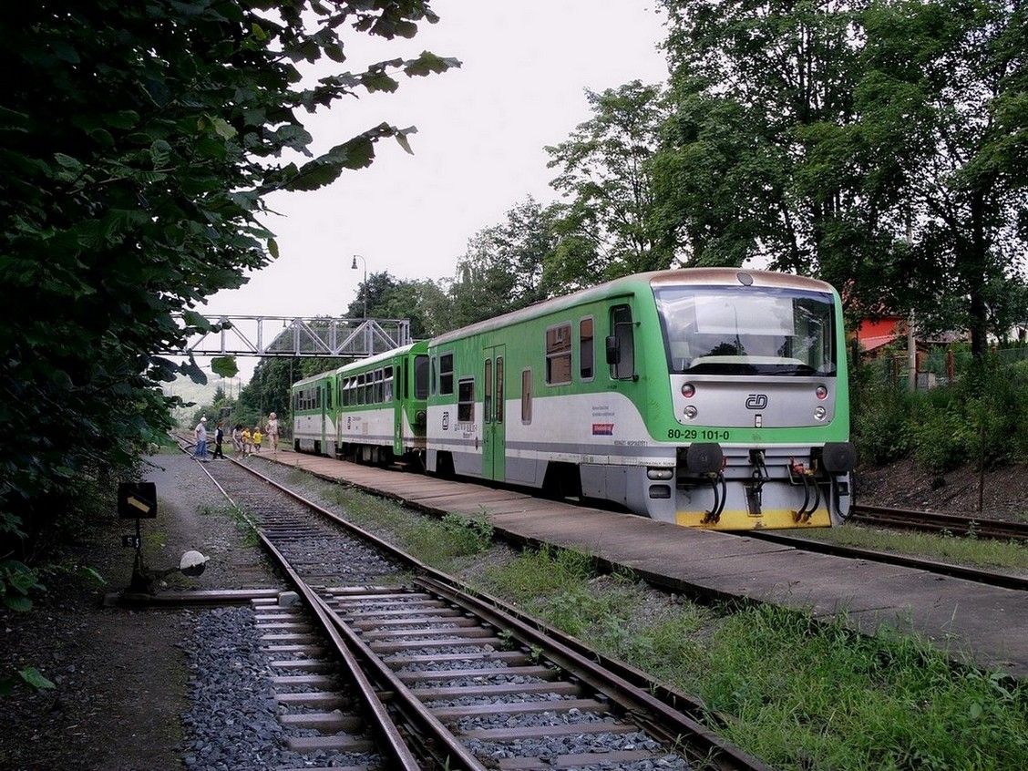 913.001 Emeralda na Os 7731 z Berouna do Rakovnka, v st. Hskov, 28.7.2010