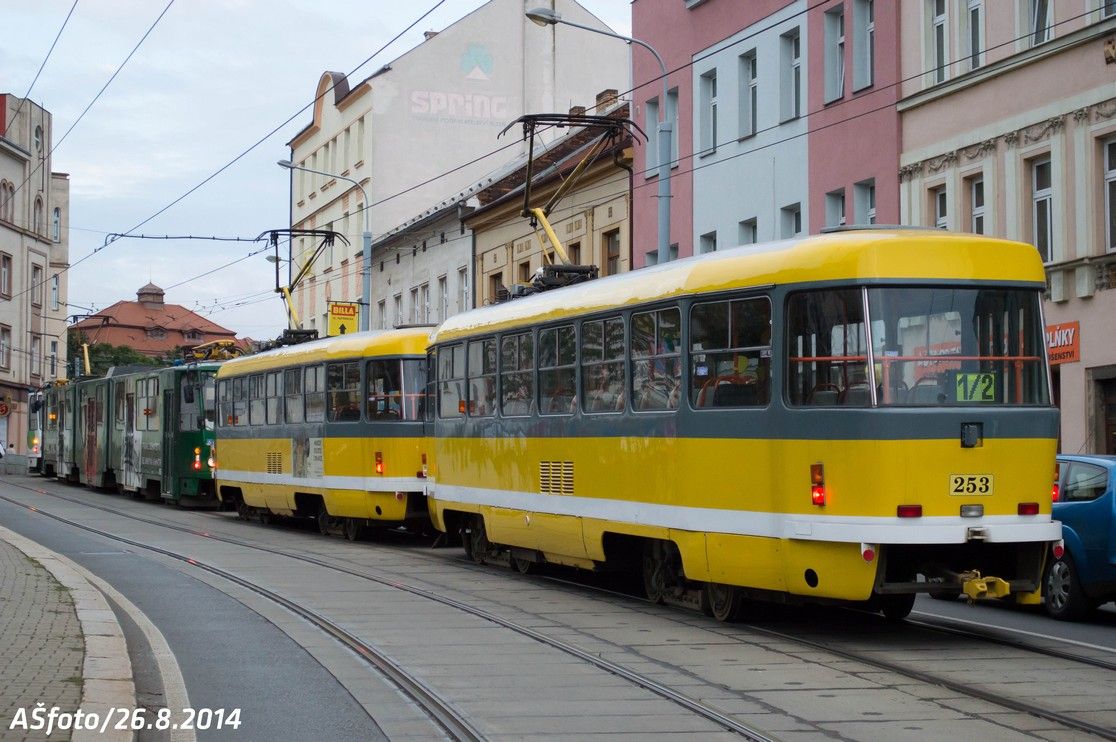 Kolona ekajch tramvaj, mezi mosty stla jet souprava . 276+277. 26.8.2014