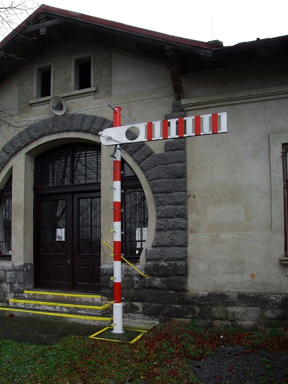 Mechanika ped ndran budovou ve Vidnav, kdysi lkala do muzea zebezp.techniky