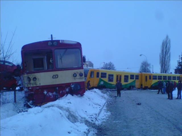 Nehoda kamionu a vlaku v Koline - stazeno z www.katastrofy.com