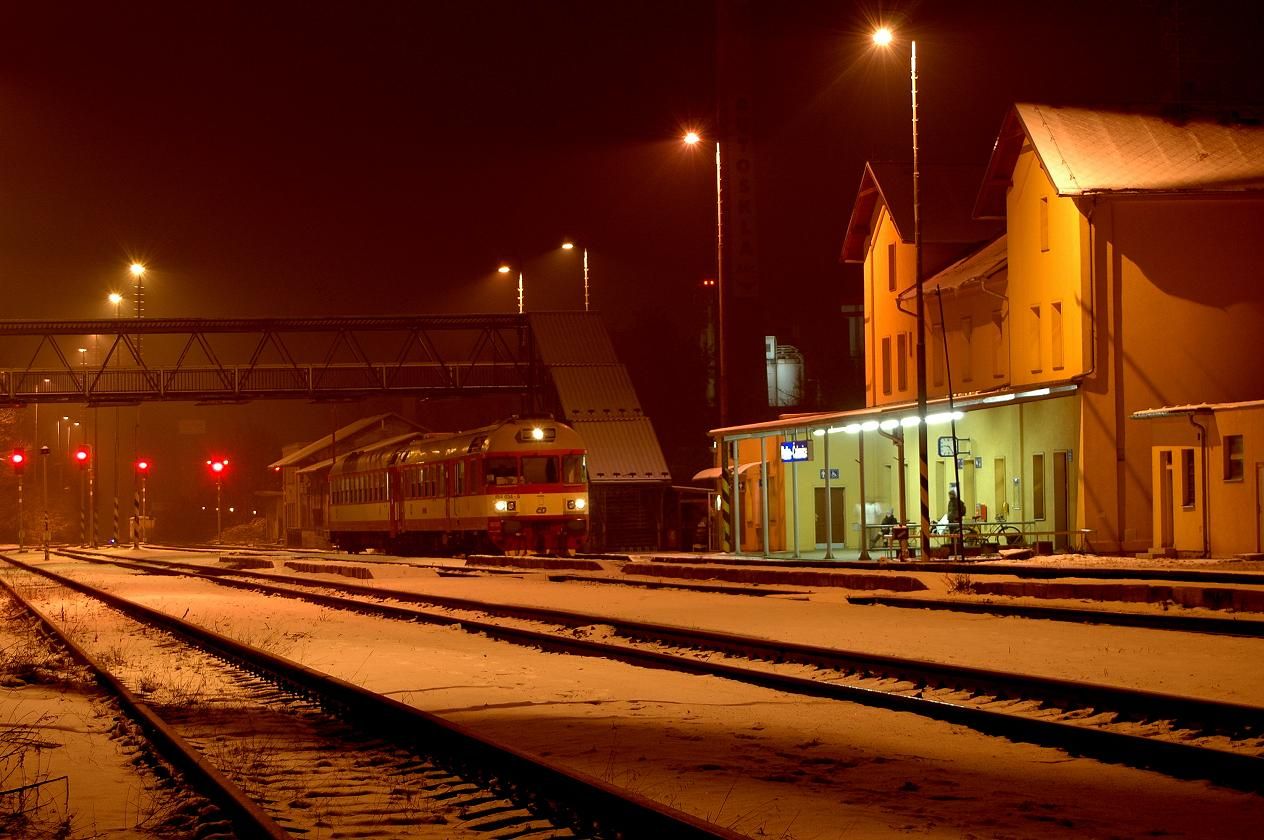 854.034 - R 1151 s + 71 jen v seku Neratovice - Praha Vrovice stanicuje v akovicch - 24.1.2014. 
