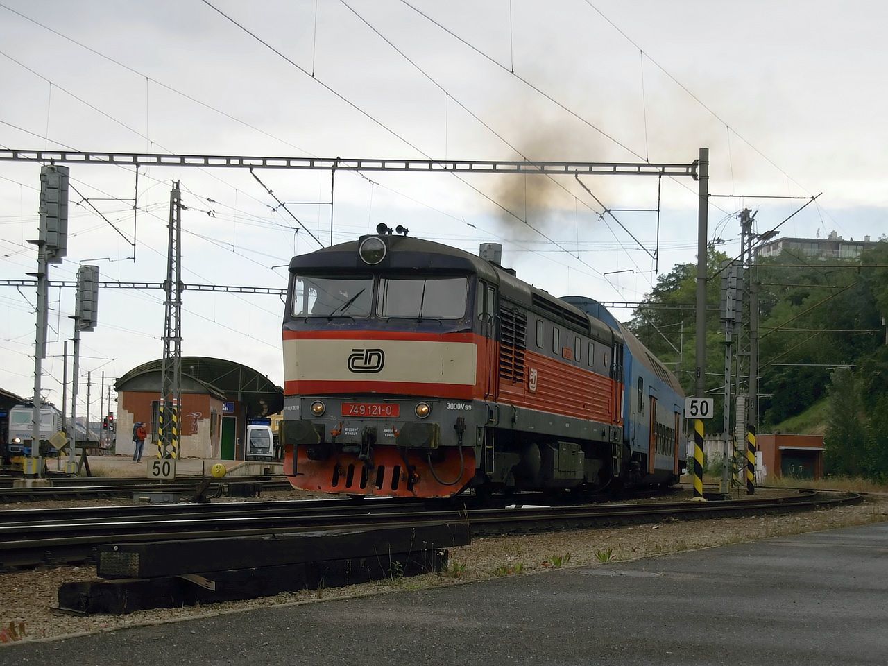 Os 9055 11. 8. 2012 veden lokomotivou 749.121-0 odjd z Prahy - Hlavnho ndra