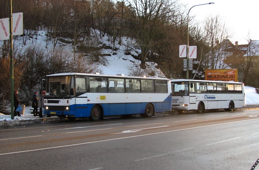 ... stejn autobus + Karosa C935 tho dopravce (RZ 4J0 3741) na zast. Sucheniova (naproti AN)