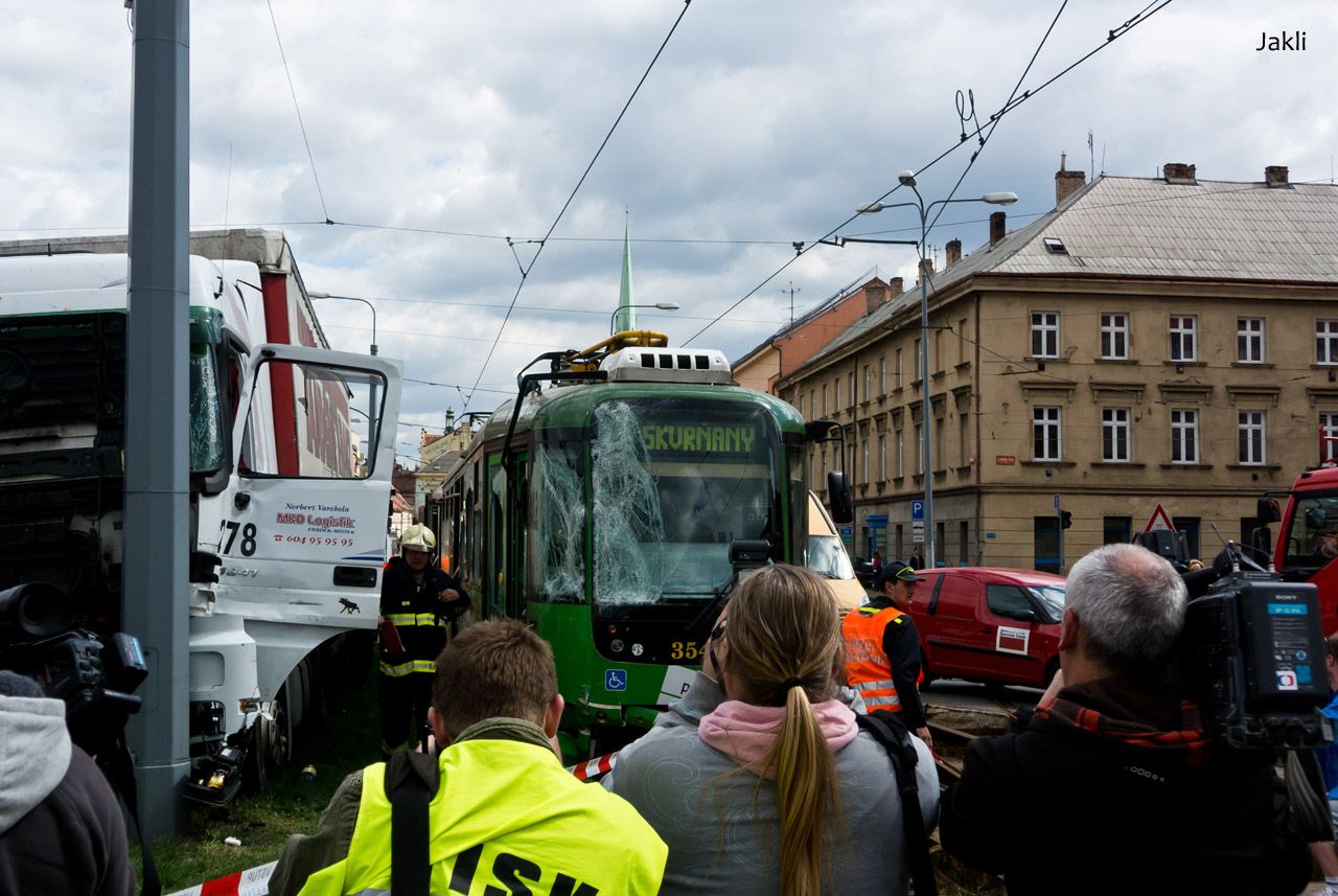 Kolegov fotografov krsn seazeni v ad ped nabouranou tramvaj :-)