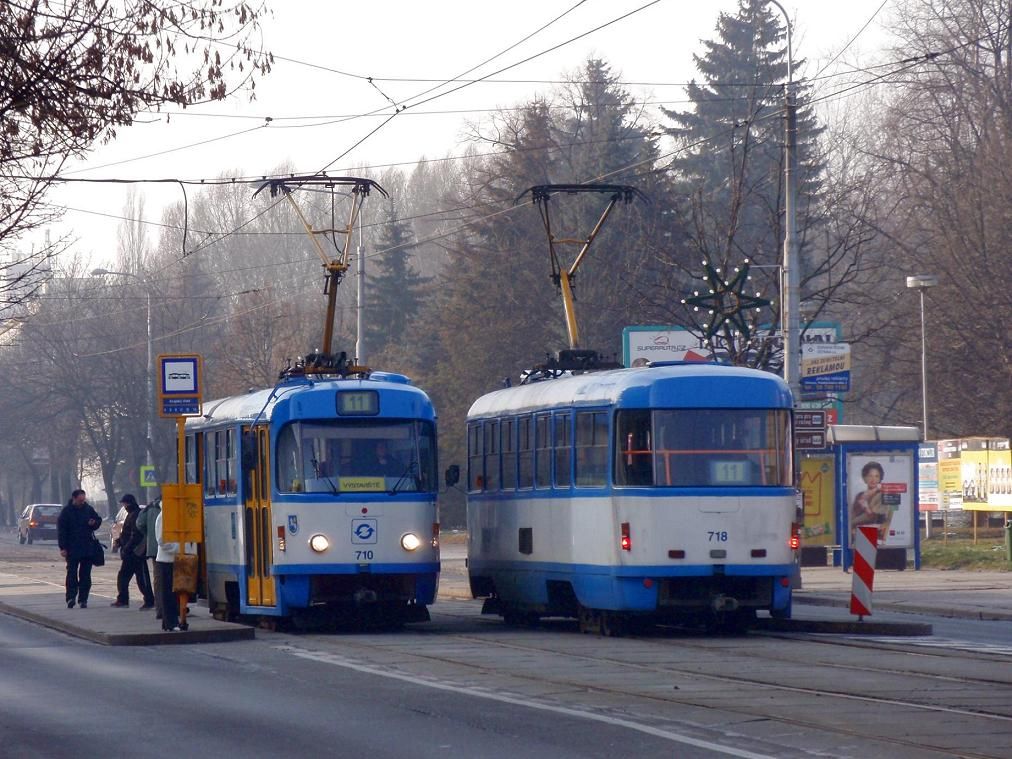 Dv nejstar tramvaje z roku 1965 se potkvaj u DOmu kultury Vtkovice