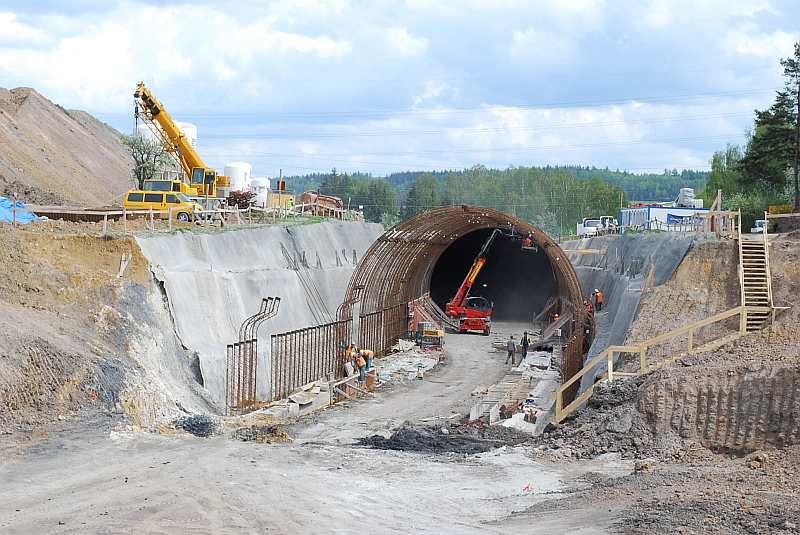 Plzesk portl budovanho tunelu mezi Cerhovicemi a Hoovicemi - z vlaku nen vidt.