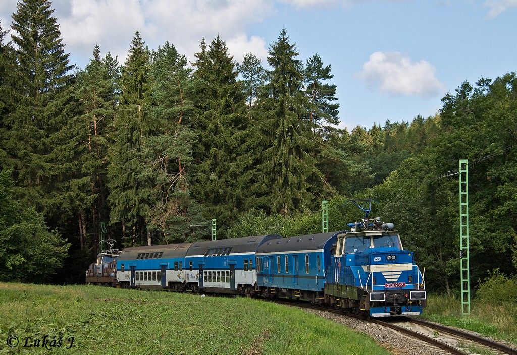 Vlakov 210.039 a postrk 210.023 na Os 19000 (.Budjovice - Lipno n. Vltavou) ped zastvkou Tchor