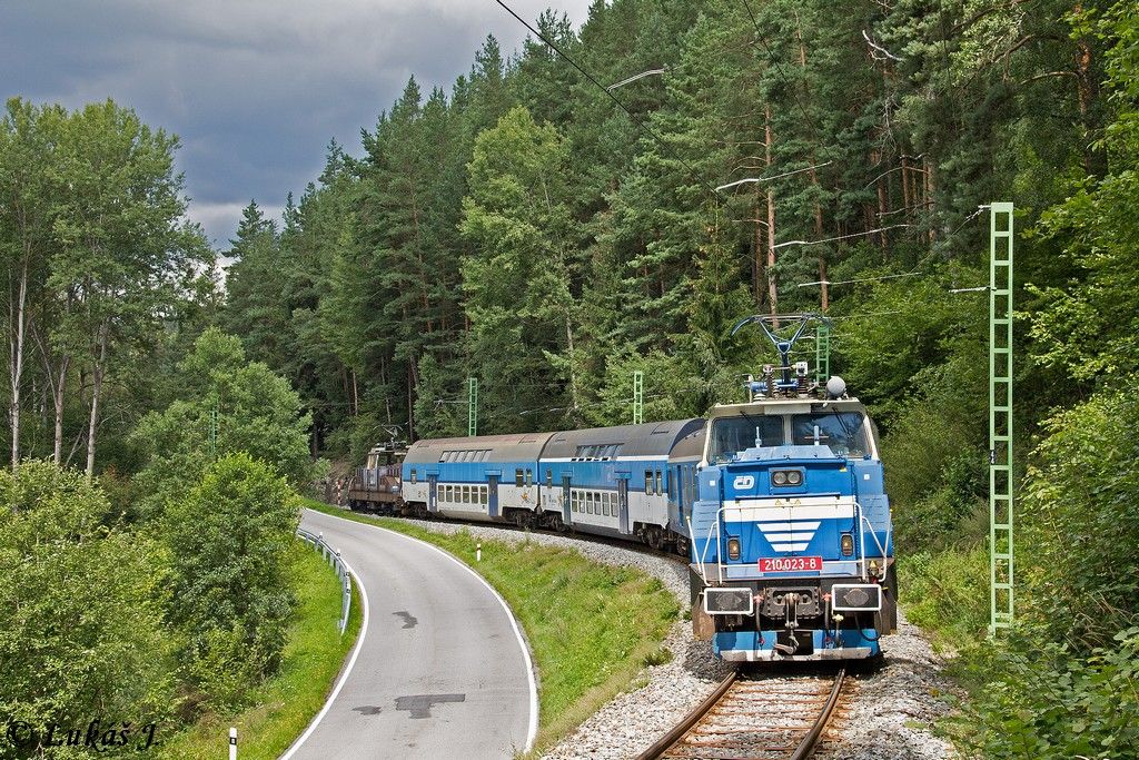 Vlakov 210.023 + pk 210.039, Os 18913, ertova Stna - Vy Brod Klter, 11.8.2016 (1)