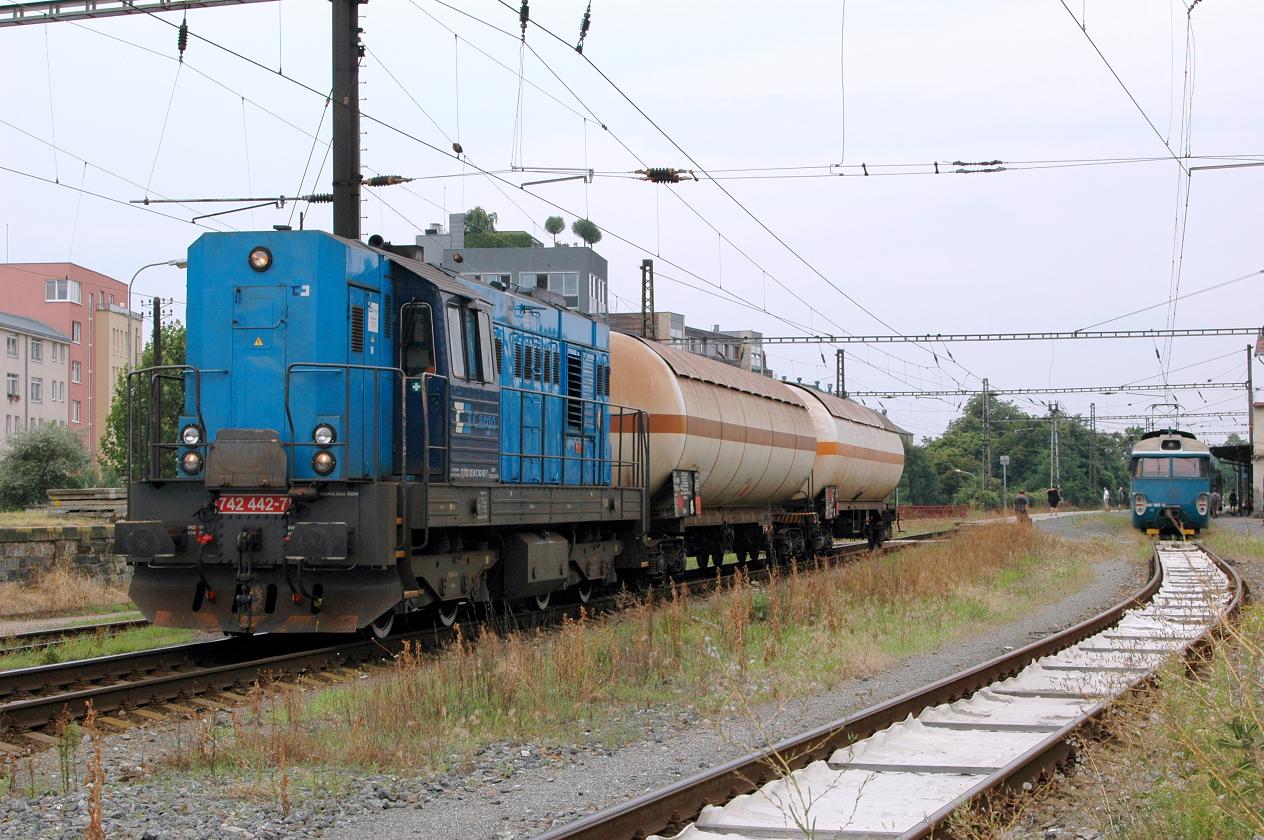 742.442 na ele mn.vlaku pi prjezdu Prahou Vysoany - 8.8.2013.