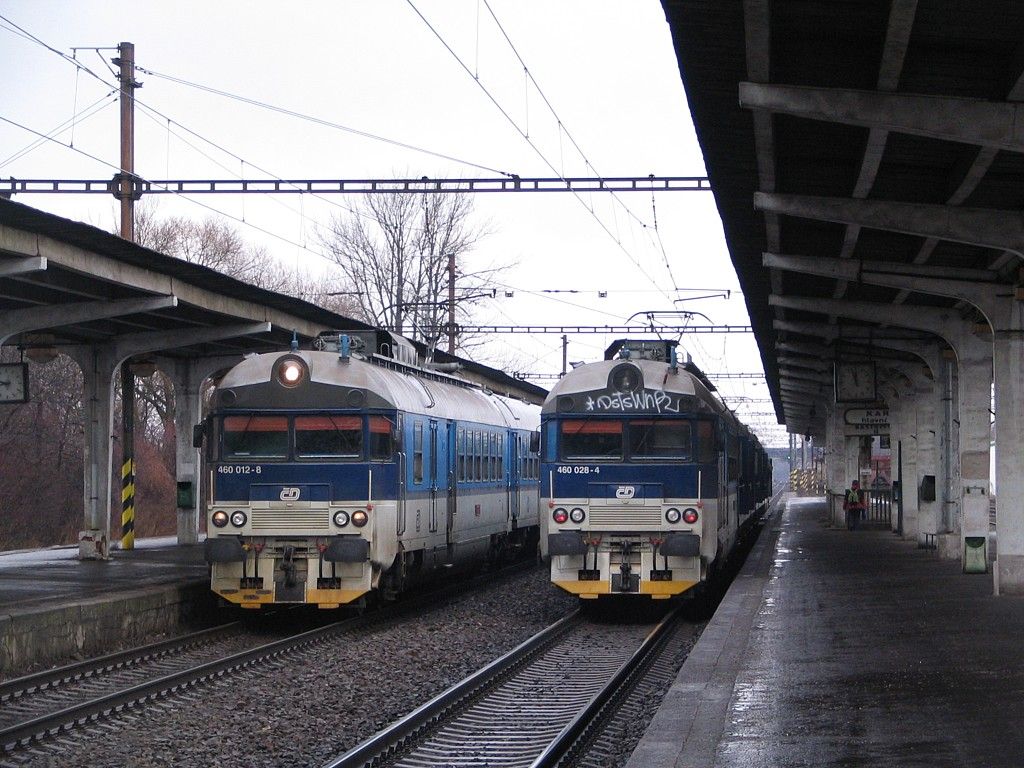 Vlevo Os 2931(460 012), vedle Os 2928(460 028), setkn v Karvin hl.n.