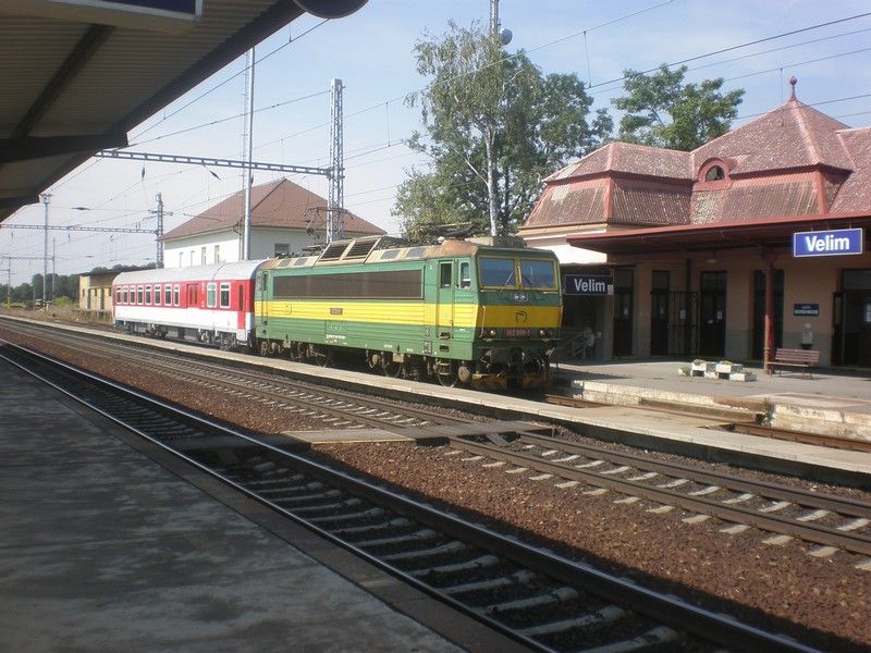 Vlak 11051 pred odchodom z Velimi.