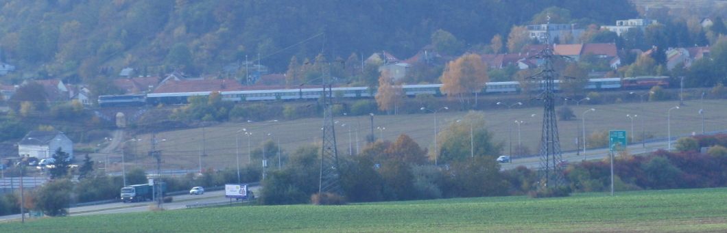 Os ze Zastvky do Brna (v ele 751.002, na postrku 750.308) jede okolo obce Ostopovice, 30. 10. 2009
